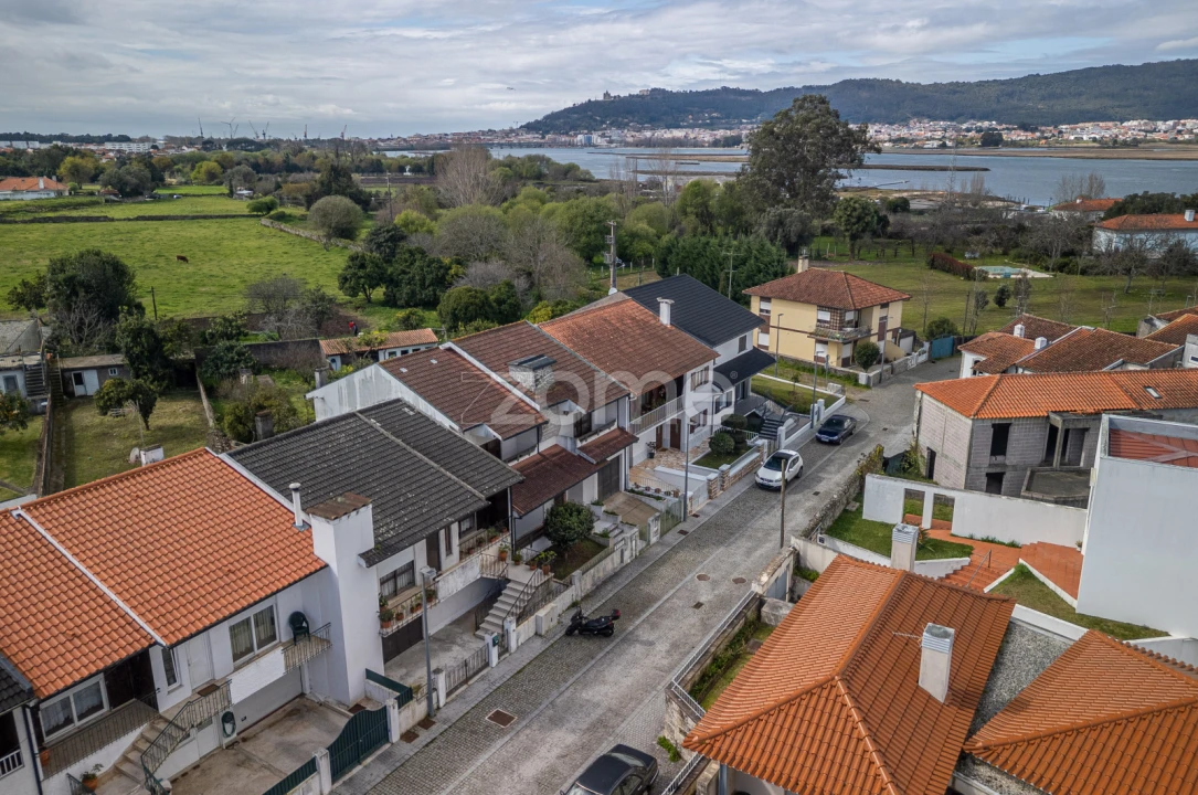 Moradia T3 para Venda em Darque Foto 38