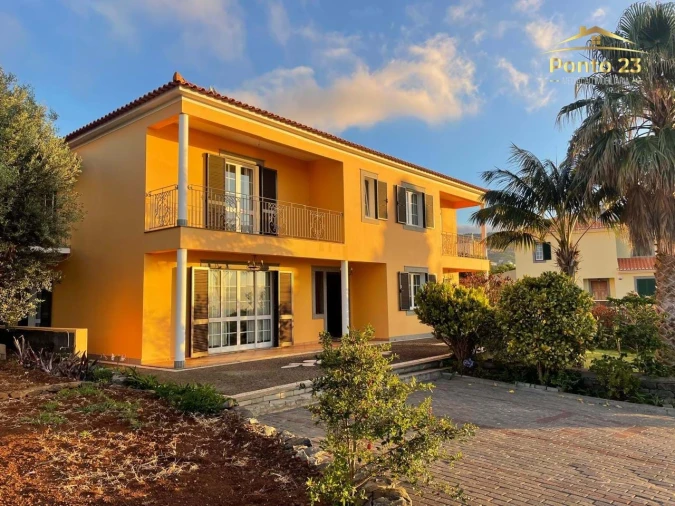 Moradia T4 para Venda em Santa Cruz