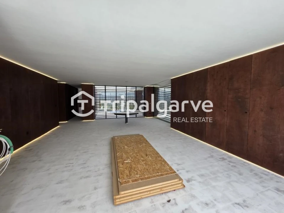 Moradia T4 para Venda em Santa Barbara de Nexe Foto 48