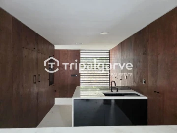 Moradia T4 para Venda em Santa Barbara de Nexe