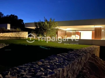 Moradia T4 para Venda em Santa Barbara de Nexe