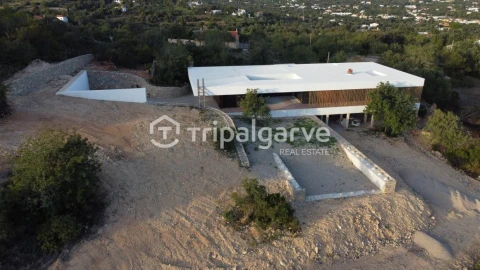 Moradia T4 para Venda em Santa Barbara de Nexe