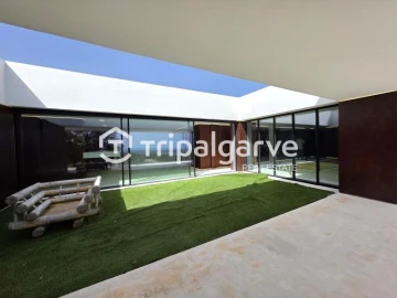 Moradia T4 para Venda em Santa Barbara de Nexe