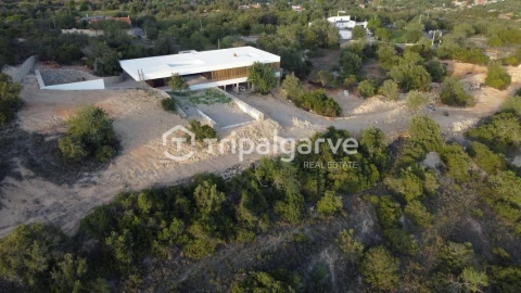 Moradia T4 para Venda em Santa Barbara de Nexe