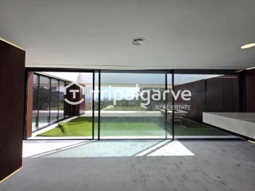 Moradia T4 para Venda em Santa Barbara de Nexe