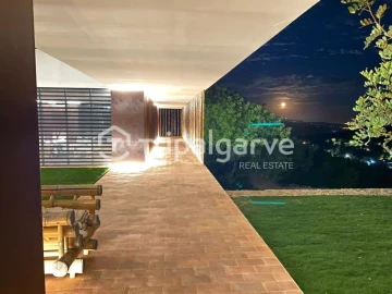 Moradia T4 para Venda em Santa Barbara de Nexe