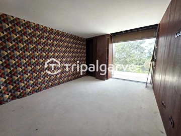 Moradia T4 para Venda em Santa Barbara de Nexe