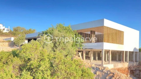 Moradia T4 para Venda em Santa Barbara de Nexe