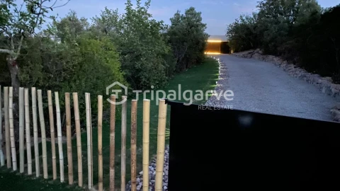 Moradia T4 para Venda em Santa Barbara de Nexe