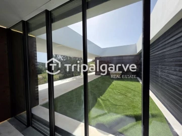 Moradia T4 para Venda em Santa Barbara de Nexe