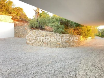Moradia T4 para Venda em Santa Barbara de Nexe