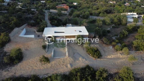 Moradia T4 para Venda em Santa Barbara de Nexe