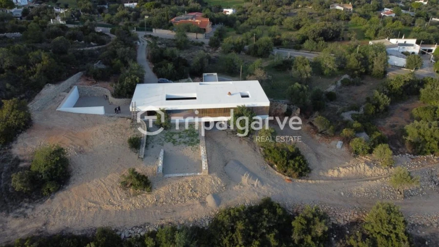 Moradia T4 para Venda em Santa Barbara de Nexe Foto 3