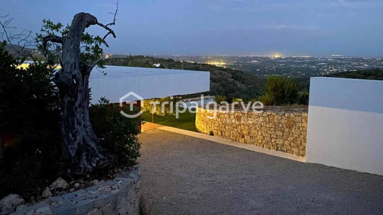 Moradia T4 para Venda em Santa Barbara de Nexe Foto 22