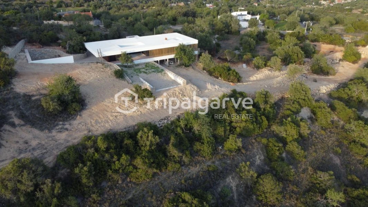 Moradia T4 para Venda em Santa Barbara de Nexe Foto 5