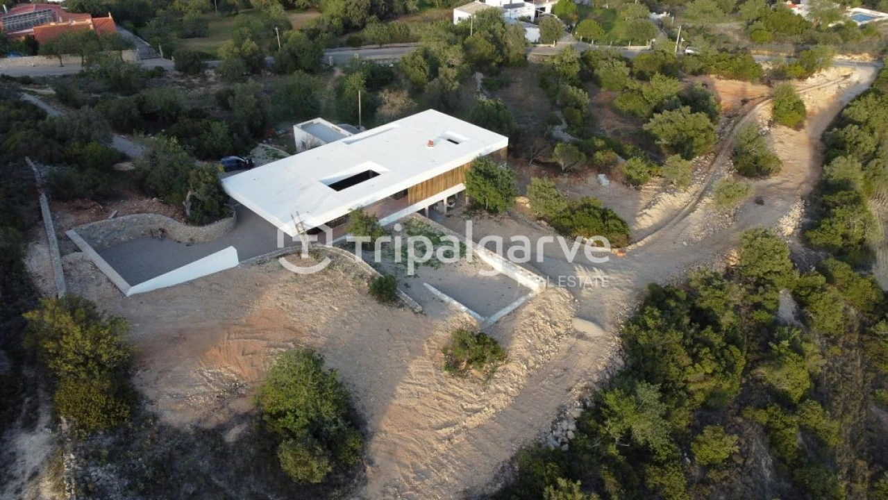 Moradia T4 para Venda em Santa Barbara de Nexe Foto 4