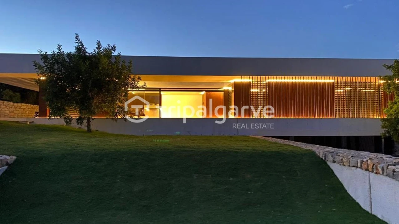 Moradia T4 para Venda em Santa Barbara de Nexe Foto 1