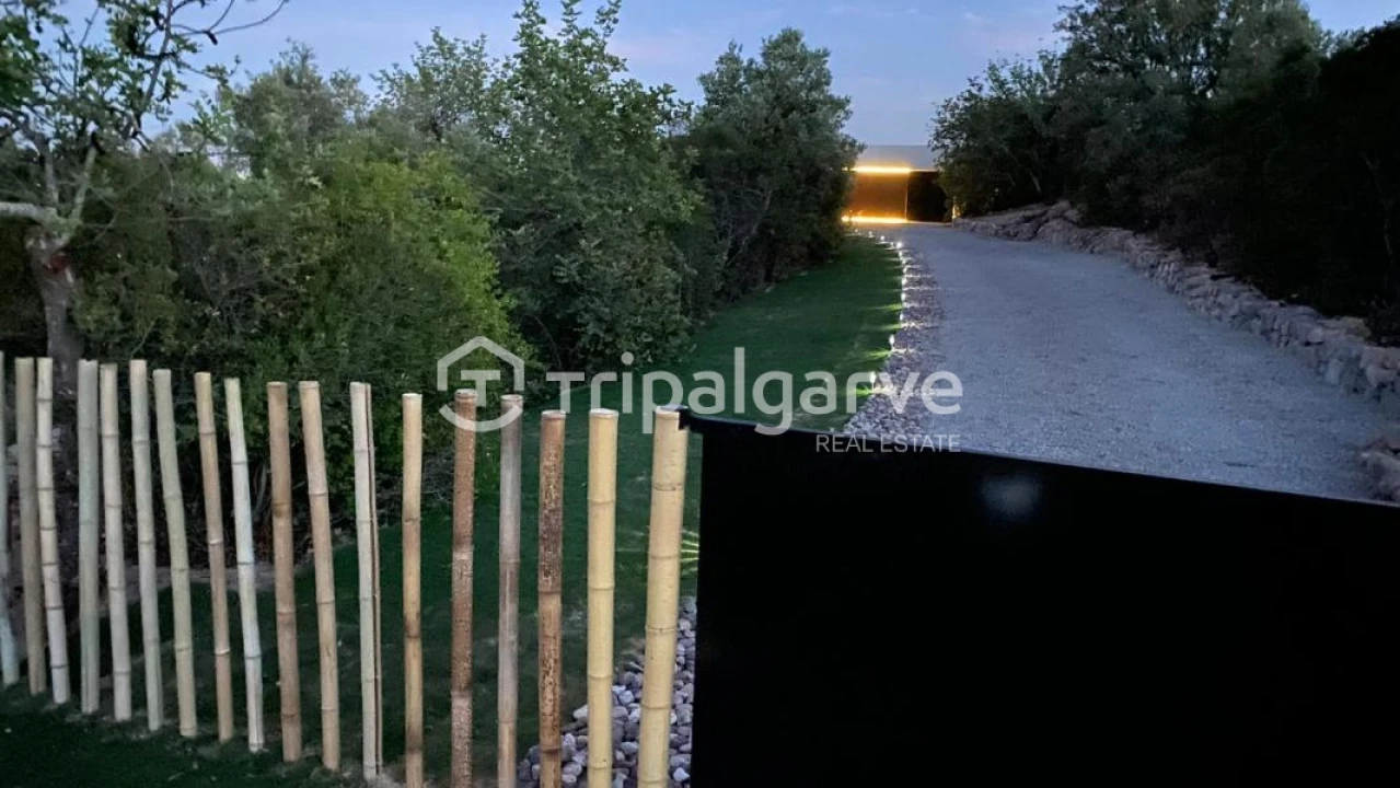 Moradia T4 para Venda em Santa Barbara de Nexe Foto 23