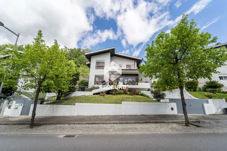 Moradia T4 para Venda em Caldelas, Sequeiros e Paranhos Foto 1