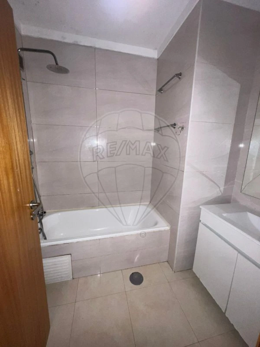 Apartamento T2 para Venda em Canelas Foto 16