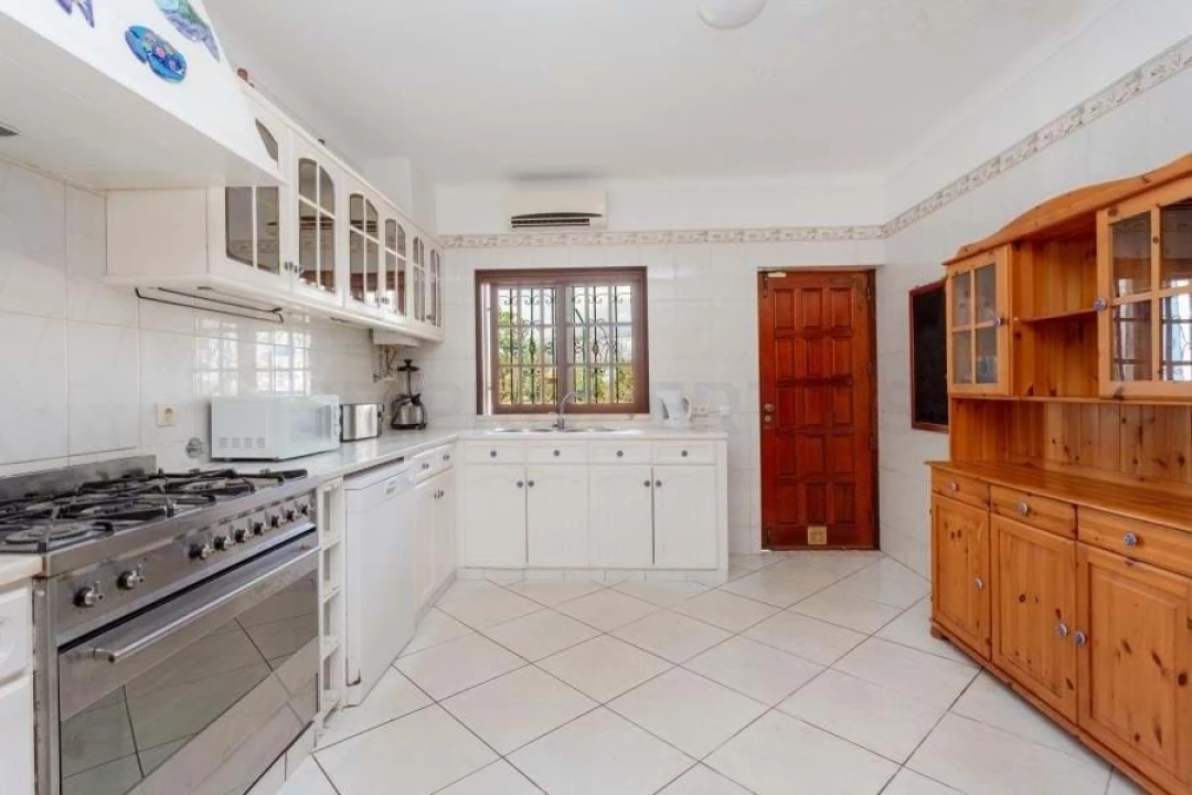 Moradia T4 para Venda em Guia Foto 9