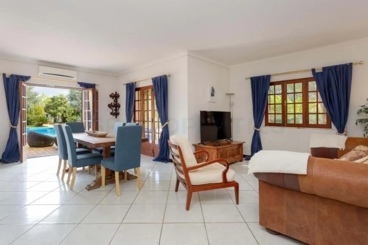 Moradia T4 para Venda em Guia Foto 4