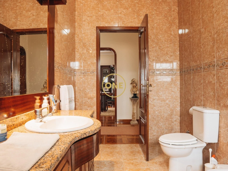 Moradia T4 para Venda em Arrifes Foto 9