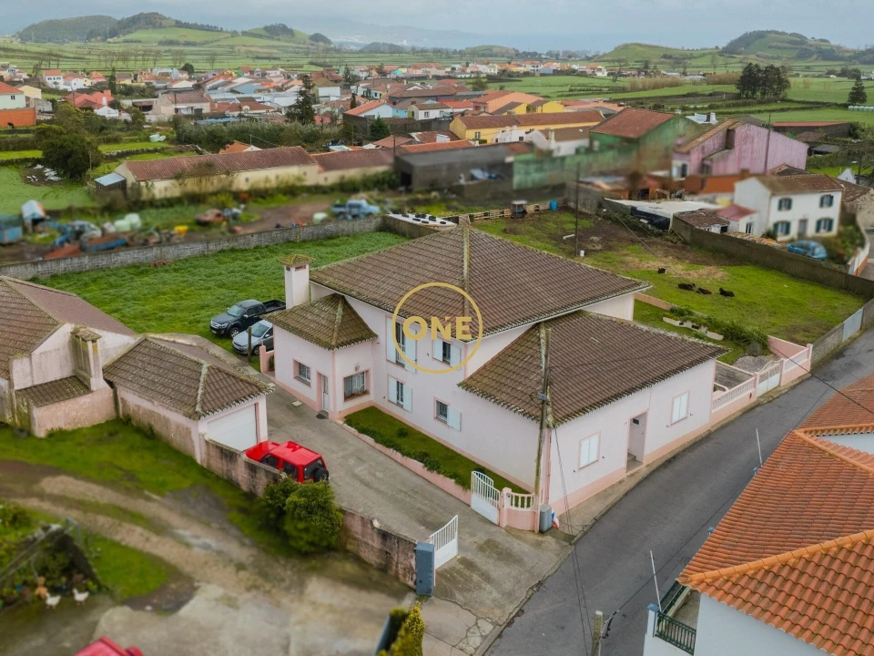 Moradia T4 para Venda em Arrifes Foto 2