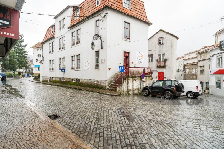 Prédio para Venda em Gouveia (São Pedro e São Julião) Foto 1
