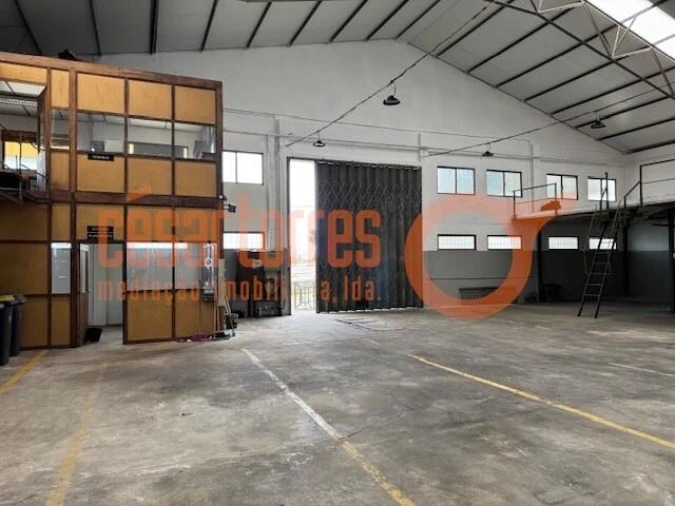 Armazém para Arrendamento em Canelas Foto 4