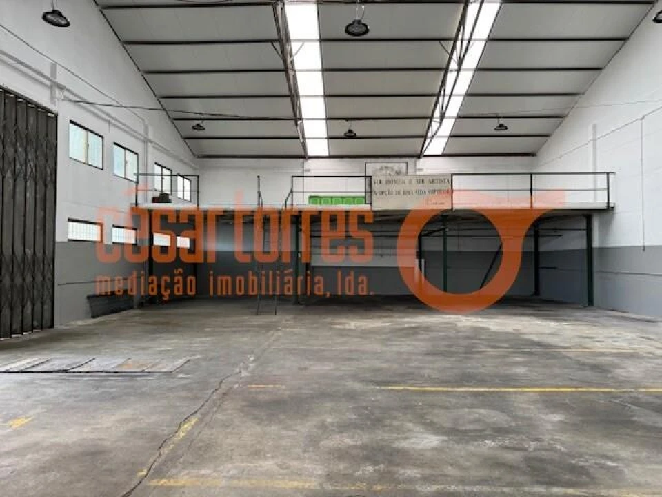 Armazém para Arrendamento em Canelas Foto 1