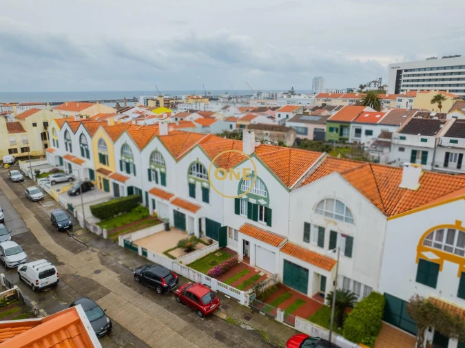 Moradia T4 para Venda em Ponta Delgada (São Pedro) Foto 1