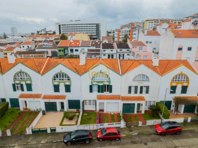 Moradia T4 para Venda em Ponta Delgada (São Pedro) Foto 2