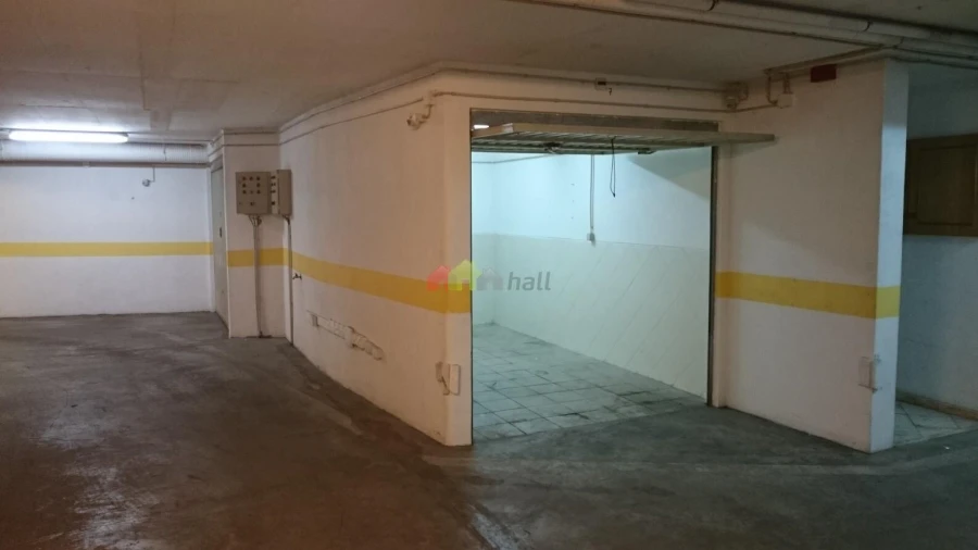 Garagem para Venda em União das Freguesias de Setúbal