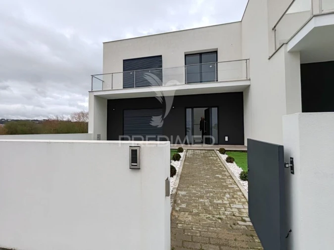 Moradia T4 para Venda em Nossa Senhora das Misericordias Foto 1