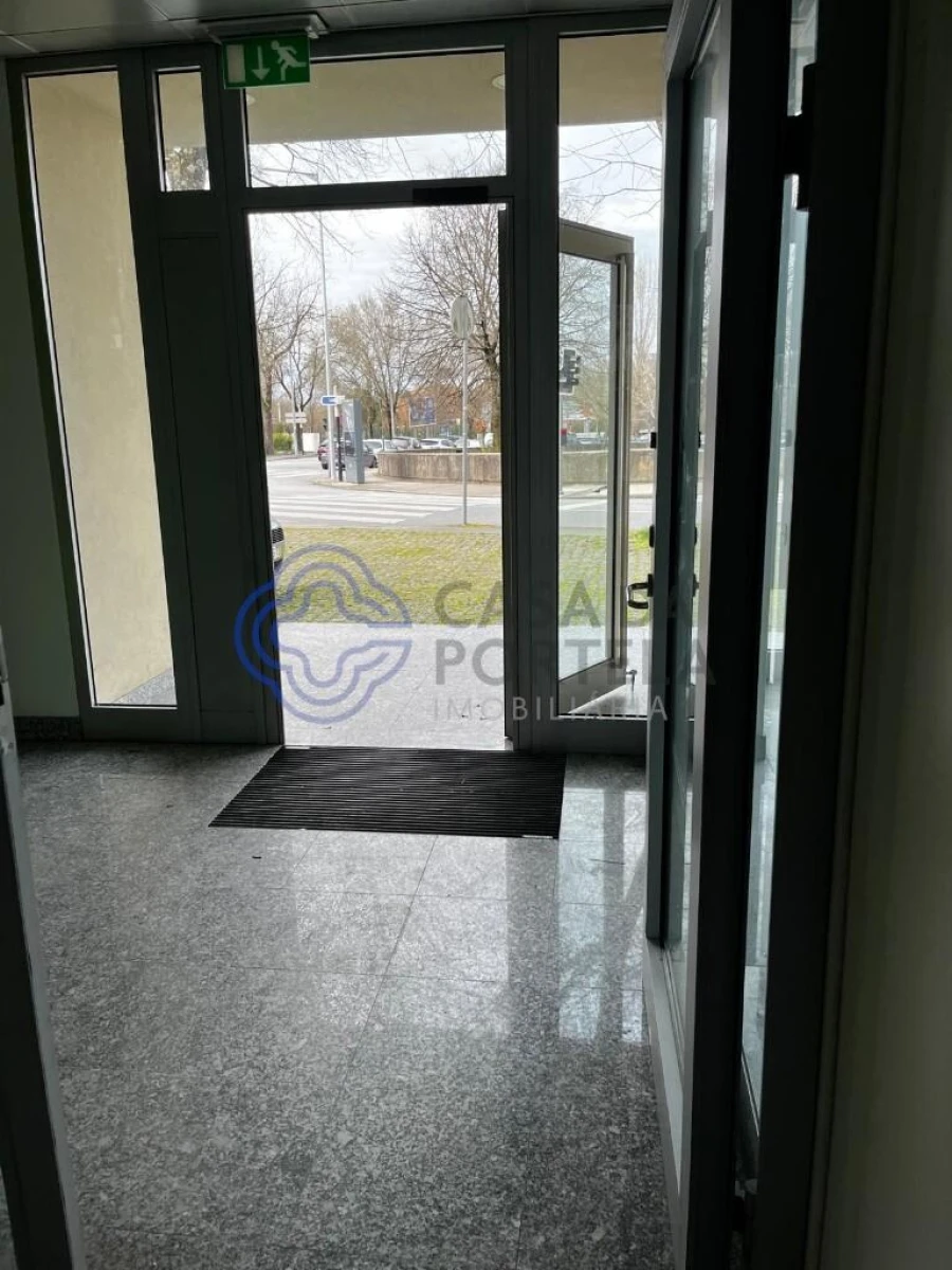 Loja para Arrendamento em Paranhos Foto 15