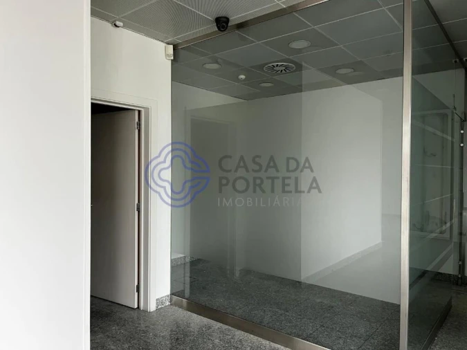 Loja para Arrendamento em Paranhos Foto 24