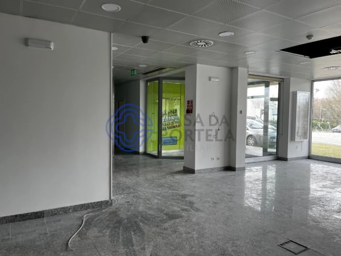 Loja para Arrendamento em Paranhos Foto 7