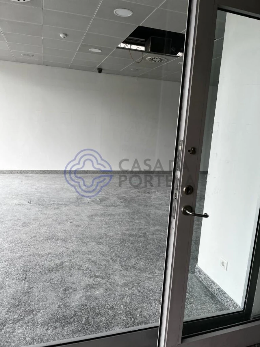 Loja para Arrendamento em Paranhos Foto 11