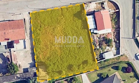 Terreno para Venda em Paços de Brandão