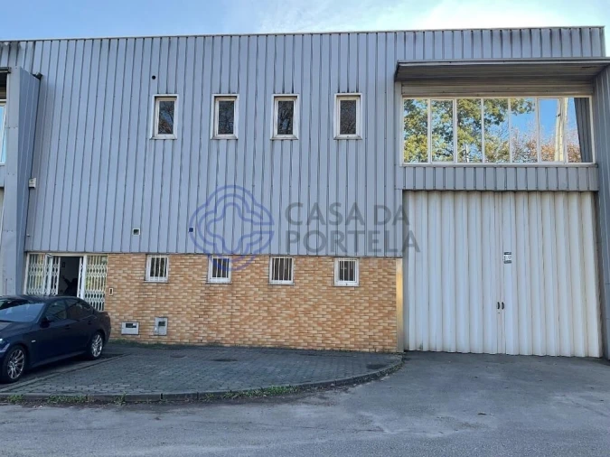 Armazém para Arrendamento em São João da Madeira Foto 1