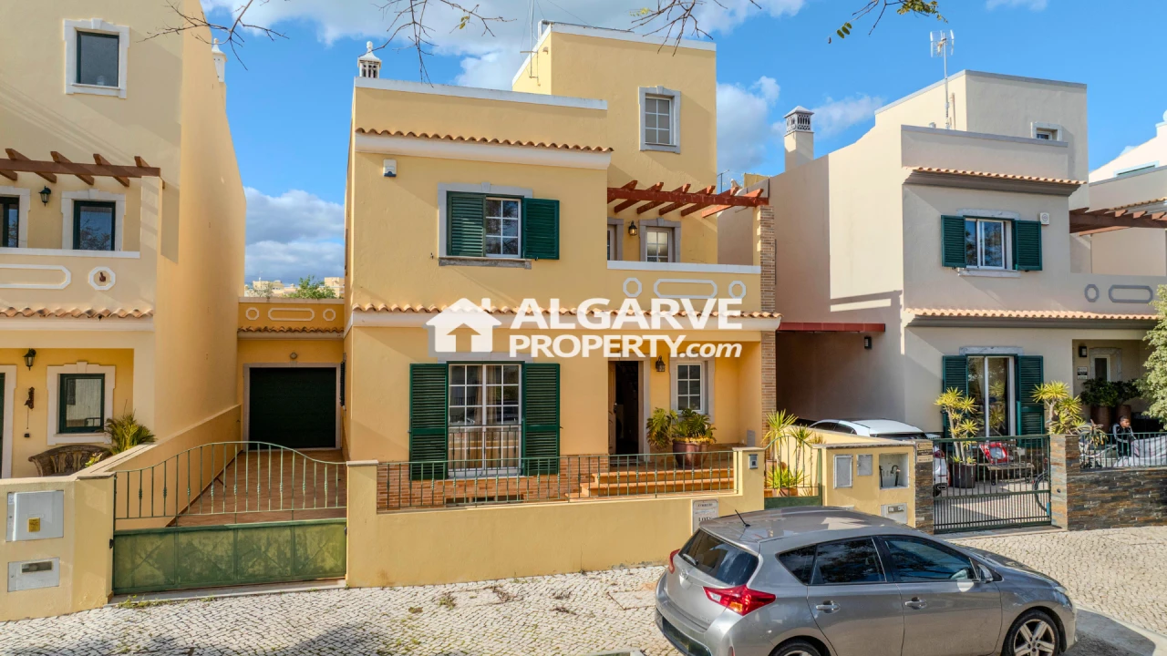 Moradia T3 para Venda em Quelfes Foto 47