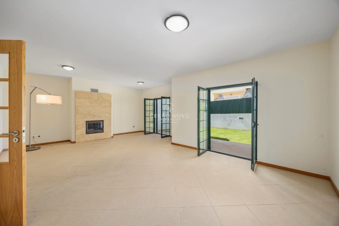 Moradia T4 para Venda em Ferreiras Foto 3