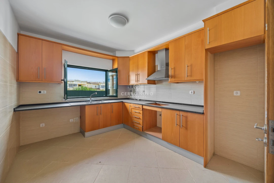 Moradia T4 para Venda em Ferreiras Foto 4