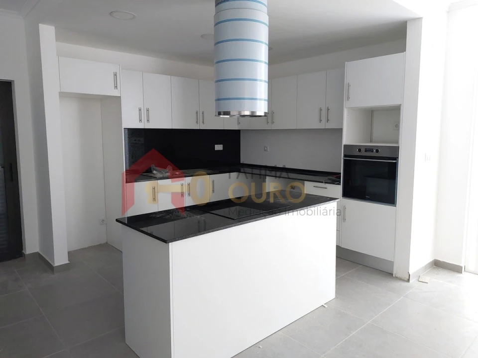 Moradia T4 para Venda em Assunção, Ajuda, Salvador e Santo Ildefonso Foto 8