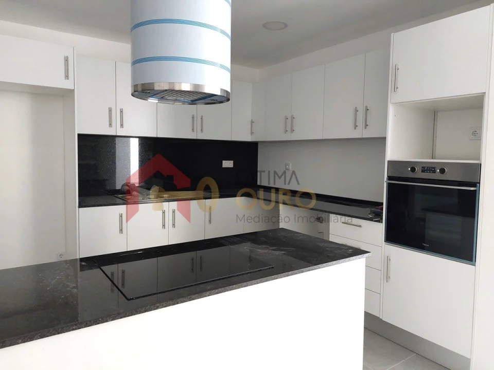 Moradia T4 para Venda em Assunção, Ajuda, Salvador e Santo Ildefonso Foto 9