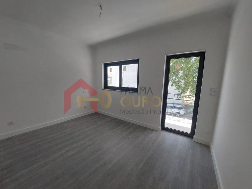 Moradia T4 para Venda em Assunção, Ajuda, Salvador e Santo Ildefonso Foto 25