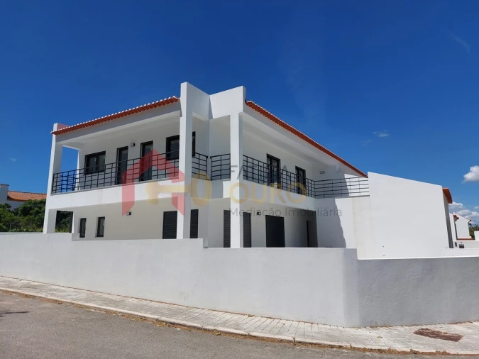 Moradia T4 para Venda em Assunção, Ajuda, Salvador e Santo Ildefonso Foto 3