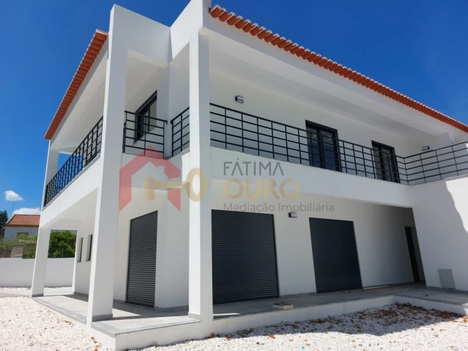 Moradia T4 para Venda em Assunção, Ajuda, Salvador e Santo Ildefonso Foto 1