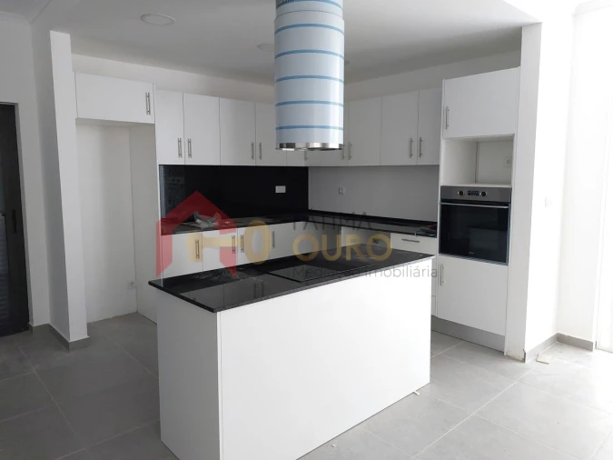 Moradia T4 para Venda em Assunção, Ajuda, Salvador e Santo Ildefonso Foto 8